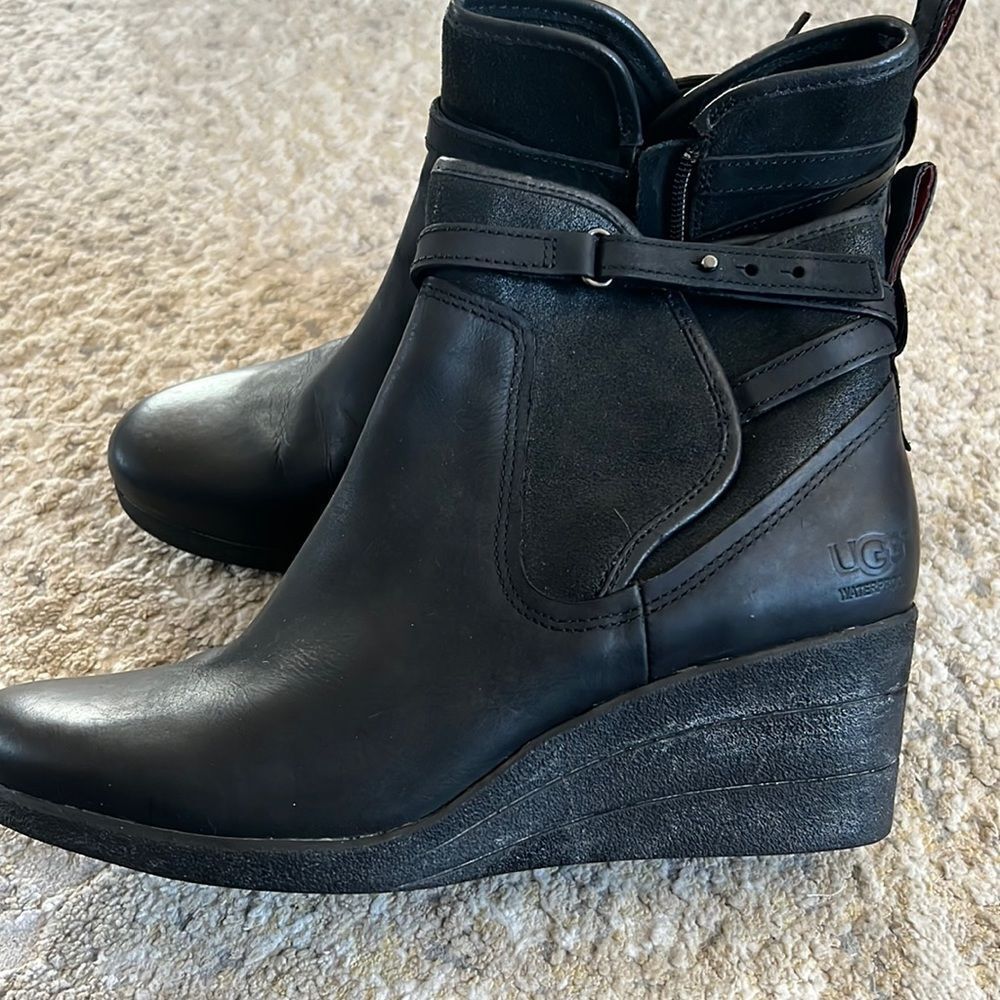 UGG Women Emalie Wedge Bootie Size 10 Waterproof Black Leather Sheepskin Comfy